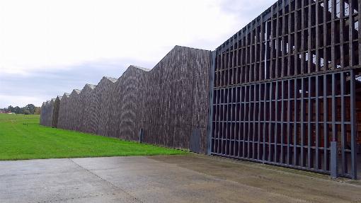 Bild 1: Die riesigen Lagerhallen bestehen berwiegend aus Holz. Foto: IFN/D. Stoverock